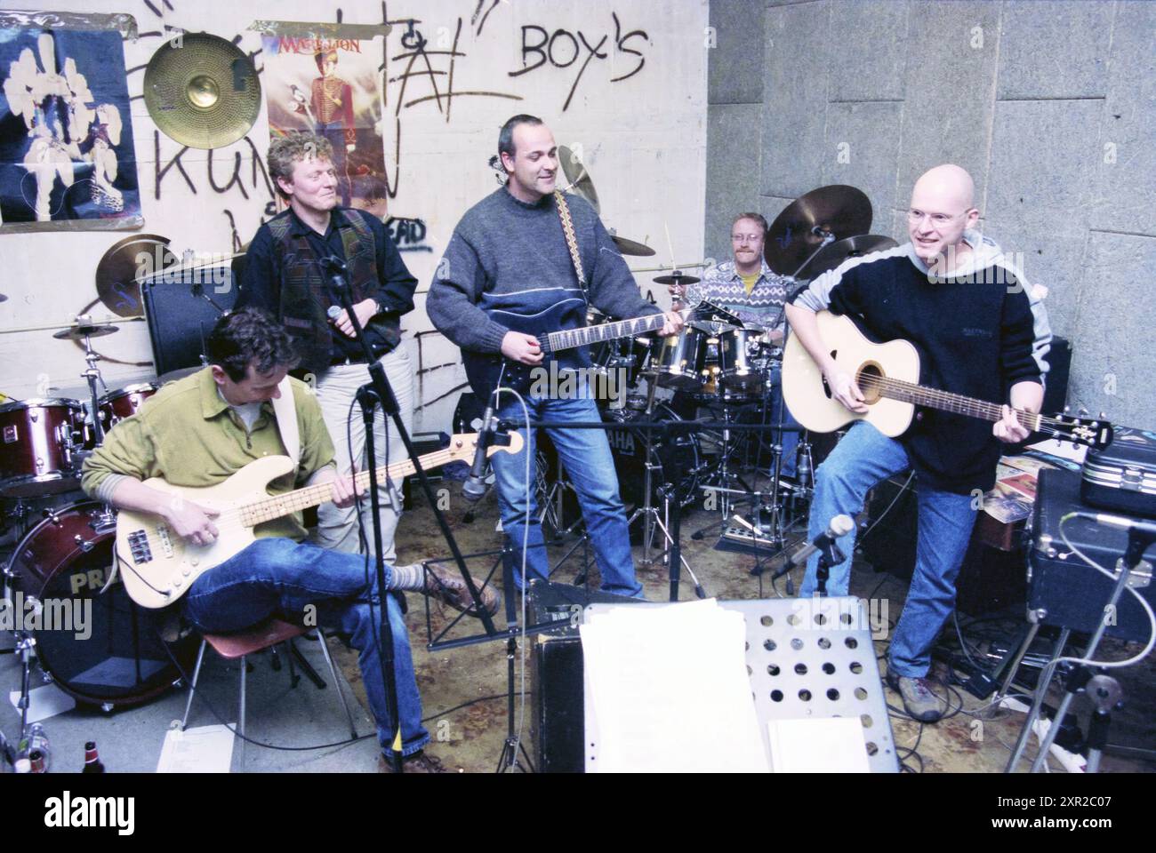 Pop band Van Nabure, IJmuiden, IJmuiden, Paesi Bassi, 28-02-2000, Whizgle Dutch News: immagini storiche su misura per il futuro. Esplora il passato dei Paesi Bassi con prospettive moderne attraverso le immagini delle agenzie olandesi. Colmare gli eventi di ieri con gli approfondimenti di domani. Intraprendi un viaggio senza tempo con storie che plasmano il nostro futuro. Foto Stock