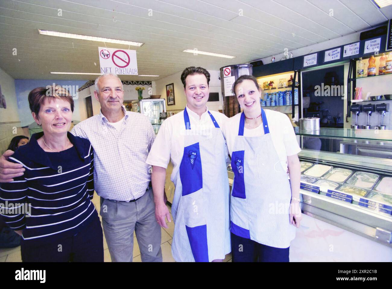 Gelateria Bonasera, IJmuiden, IJmuiden, Paesi Bassi, 23-04-2003, Whizgle Dutch News: immagini storiche su misura per il futuro. Esplora il passato dei Paesi Bassi con prospettive moderne attraverso le immagini delle agenzie olandesi. Colmare gli eventi di ieri con gli approfondimenti di domani. Intraprendi un viaggio senza tempo con storie che plasmano il nostro futuro. Foto Stock