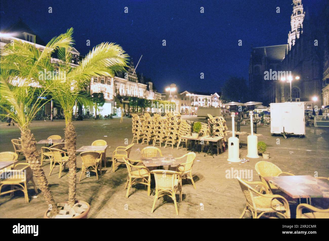 Grote Markt, 23:00, Haarlem, Grote Markt, Paesi Bassi, 22-07-1998, Whizgle Dutch News: immagini storiche su misura per il futuro. Esplora il passato dei Paesi Bassi con prospettive moderne attraverso le immagini delle agenzie olandesi. Colmare gli eventi di ieri con gli approfondimenti di domani. Intraprendi un viaggio senza tempo con storie che plasmano il nostro futuro. Foto Stock