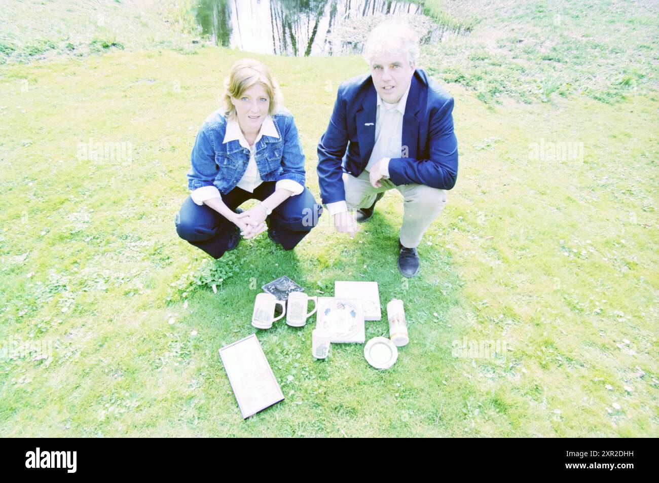 Coppia (?) Mostra materiale promozionale in vendita, Whizgle Dutch News: Immagini storiche su misura per il futuro. Esplora il passato dei Paesi Bassi con prospettive moderne attraverso le immagini delle agenzie olandesi. Colmare gli eventi di ieri con gli approfondimenti di domani. Intraprendi un viaggio senza tempo con storie che plasmano il nostro futuro. Foto Stock