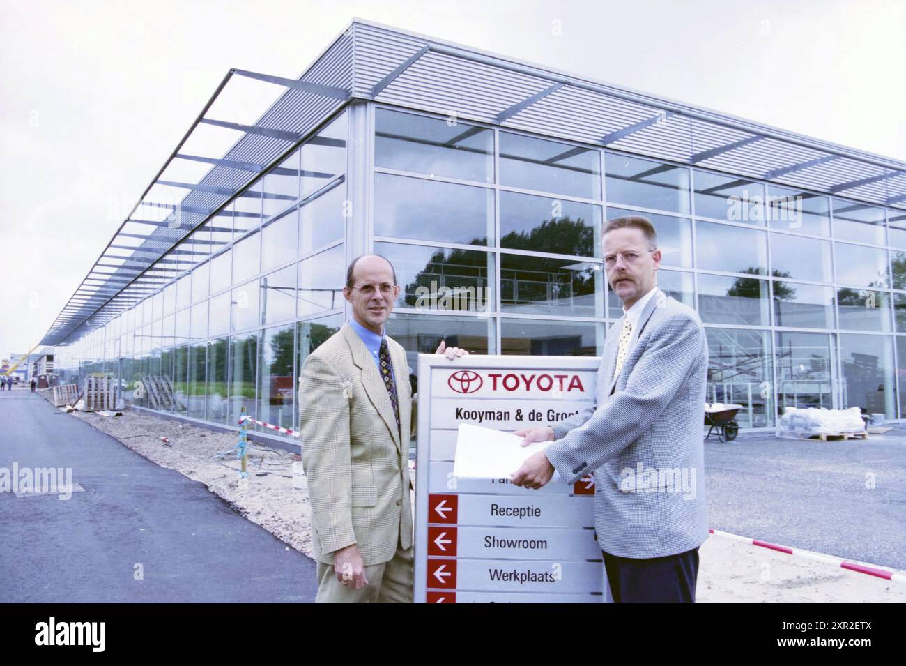 De Groot e Grijpstra alla Toyota, 07-06-1998, Whizgle Dutch News: Immagini storiche su misura per il futuro. Esplora il passato dei Paesi Bassi con prospettive moderne attraverso le immagini delle agenzie olandesi. Colmare gli eventi di ieri con gli approfondimenti di domani. Intraprendi un viaggio senza tempo con storie che plasmano il nostro futuro. Foto Stock