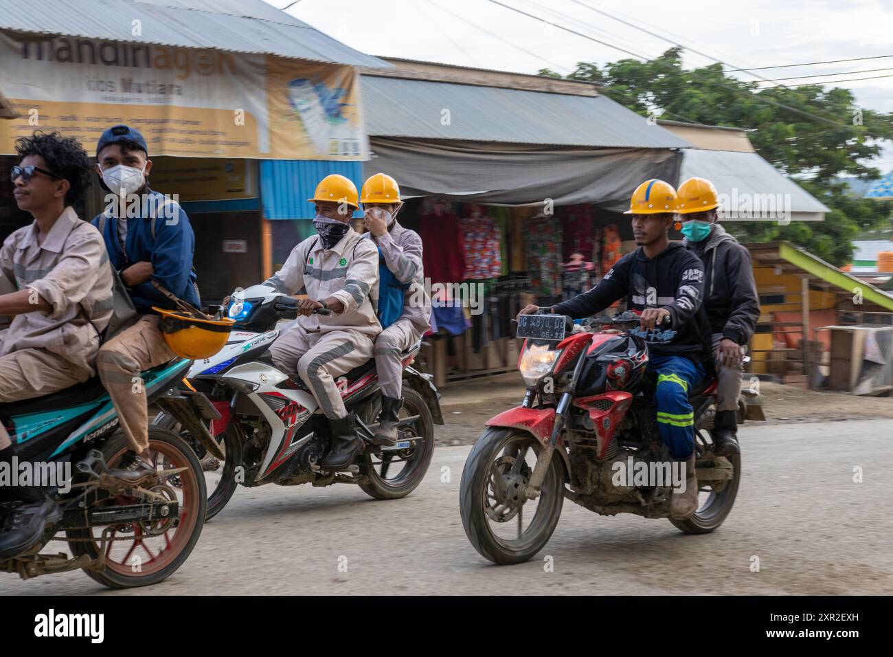 Lelilef, North Maluku, Indonesia - aprile 2023 : attività dei dipendenti del PT. Società mineraria IWIP che riempie l'autostrada nel villaggio di Lelilef, WEDA. Foto Stock