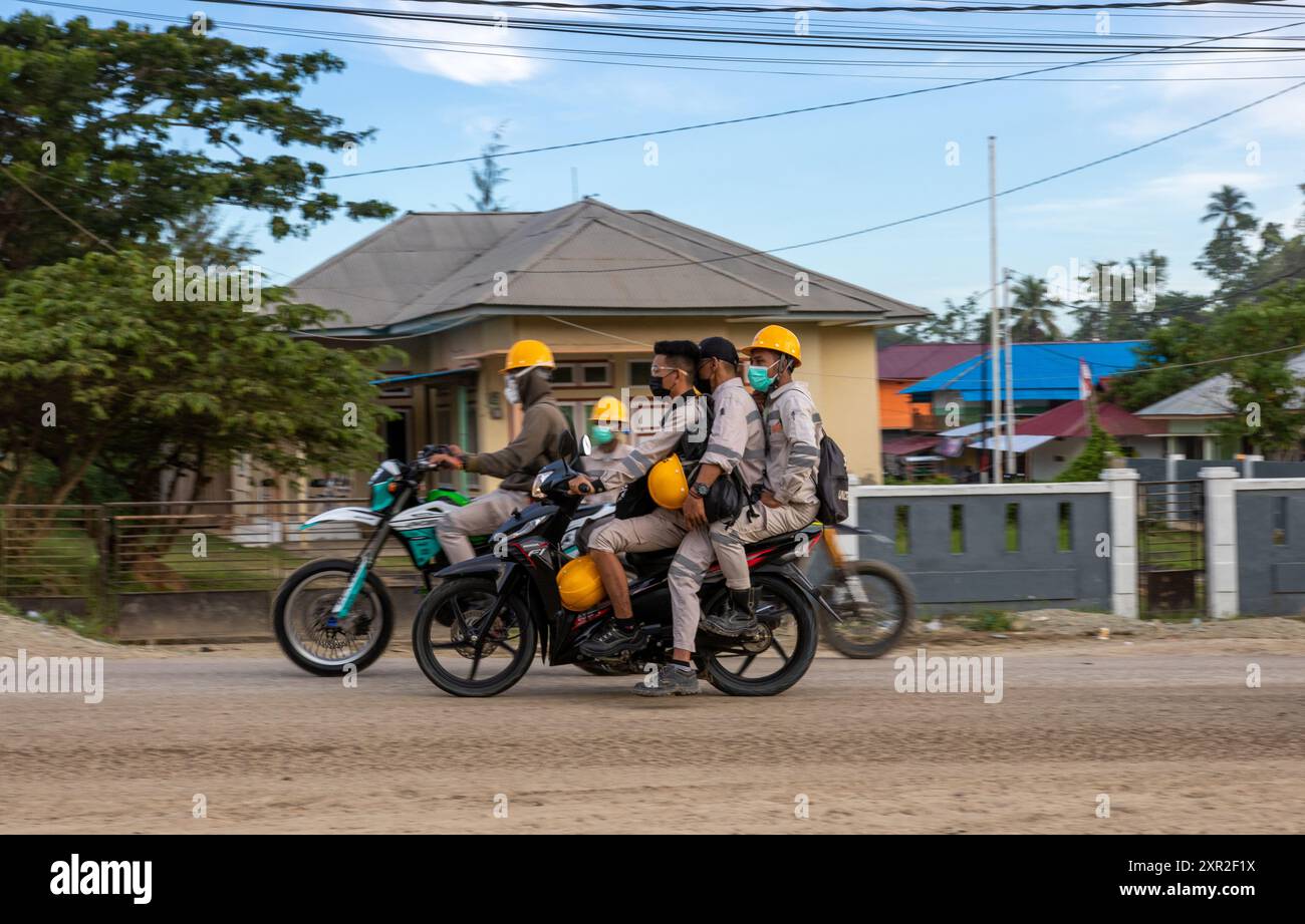 Lelilef, North Maluku, Indonesia - aprile 2023 : attività dei dipendenti del PT. Società mineraria IWIP che riempie l'autostrada nel villaggio di Lelilef, WEDA. Foto Stock