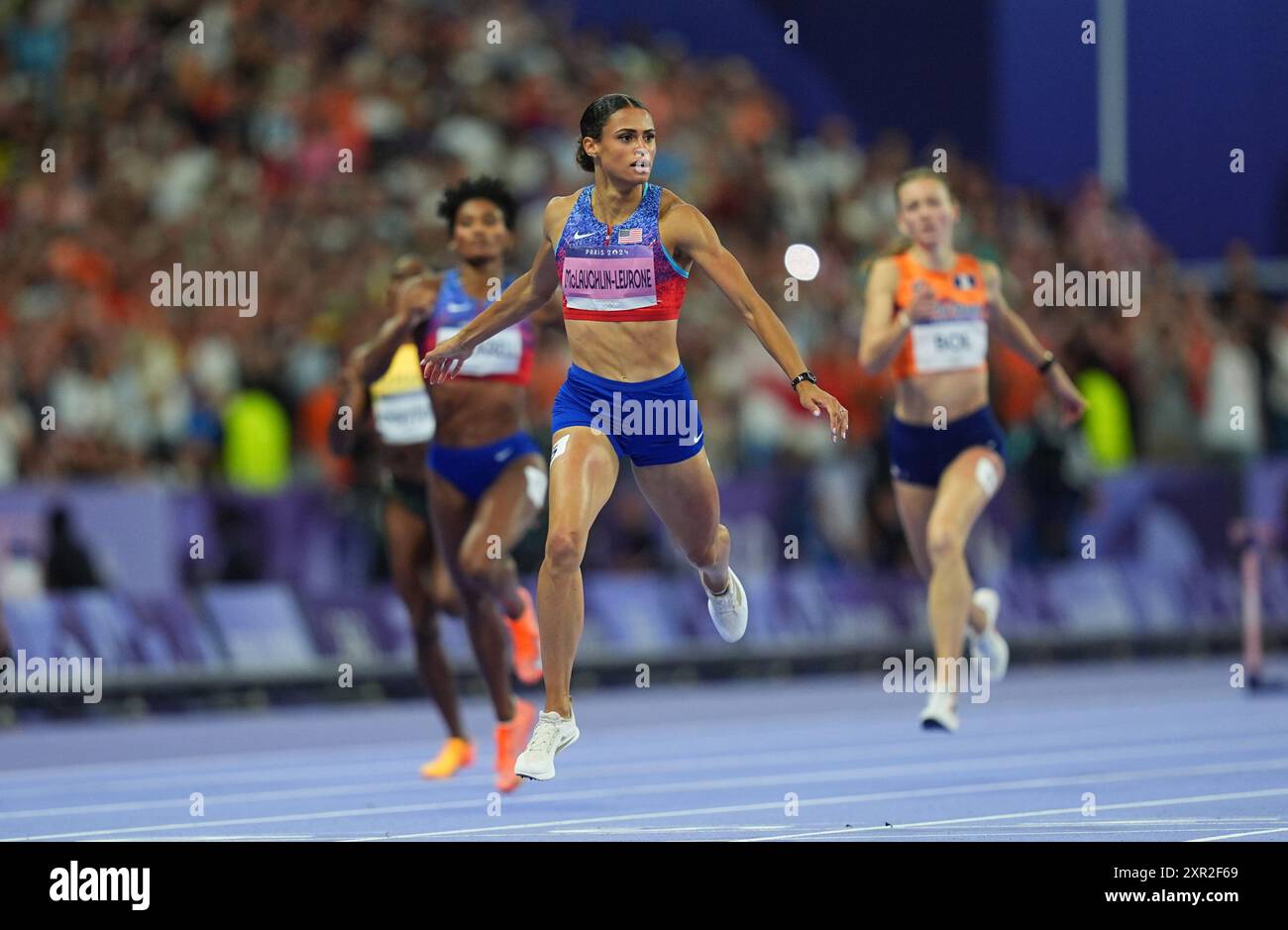 8 agosto 2024: Sydney McLaughlin-Levrone (Stati Uniti d'America) gareggia durante la finale di 400 m ostacoli femminile il giorno 13 dei Giochi Olimpici allo Stade de France, Parigi, Francia. Ulrik Pedersen/CSM. Foto Stock