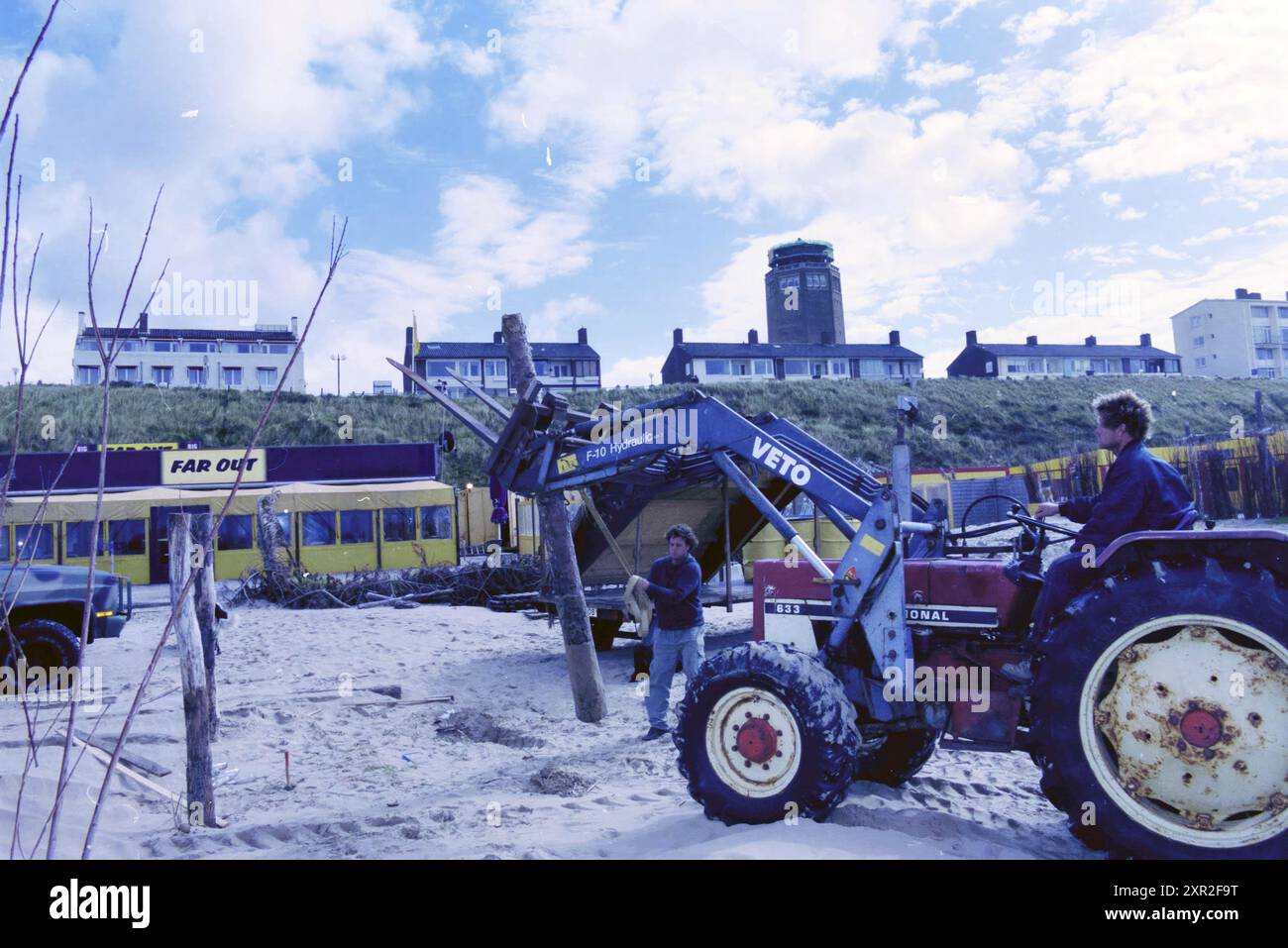 Demolizione della tenda da spiaggia Farout, Zandvoort, Zandvoort, 10-09-2001, Whizgle Dutch News: Immagini storiche su misura per il futuro. Esplora il passato dei Paesi Bassi con prospettive moderne attraverso le immagini delle agenzie olandesi. Colmare gli eventi di ieri con gli approfondimenti di domani. Intraprendi un viaggio senza tempo con storie che plasmano il nostro futuro. Foto Stock