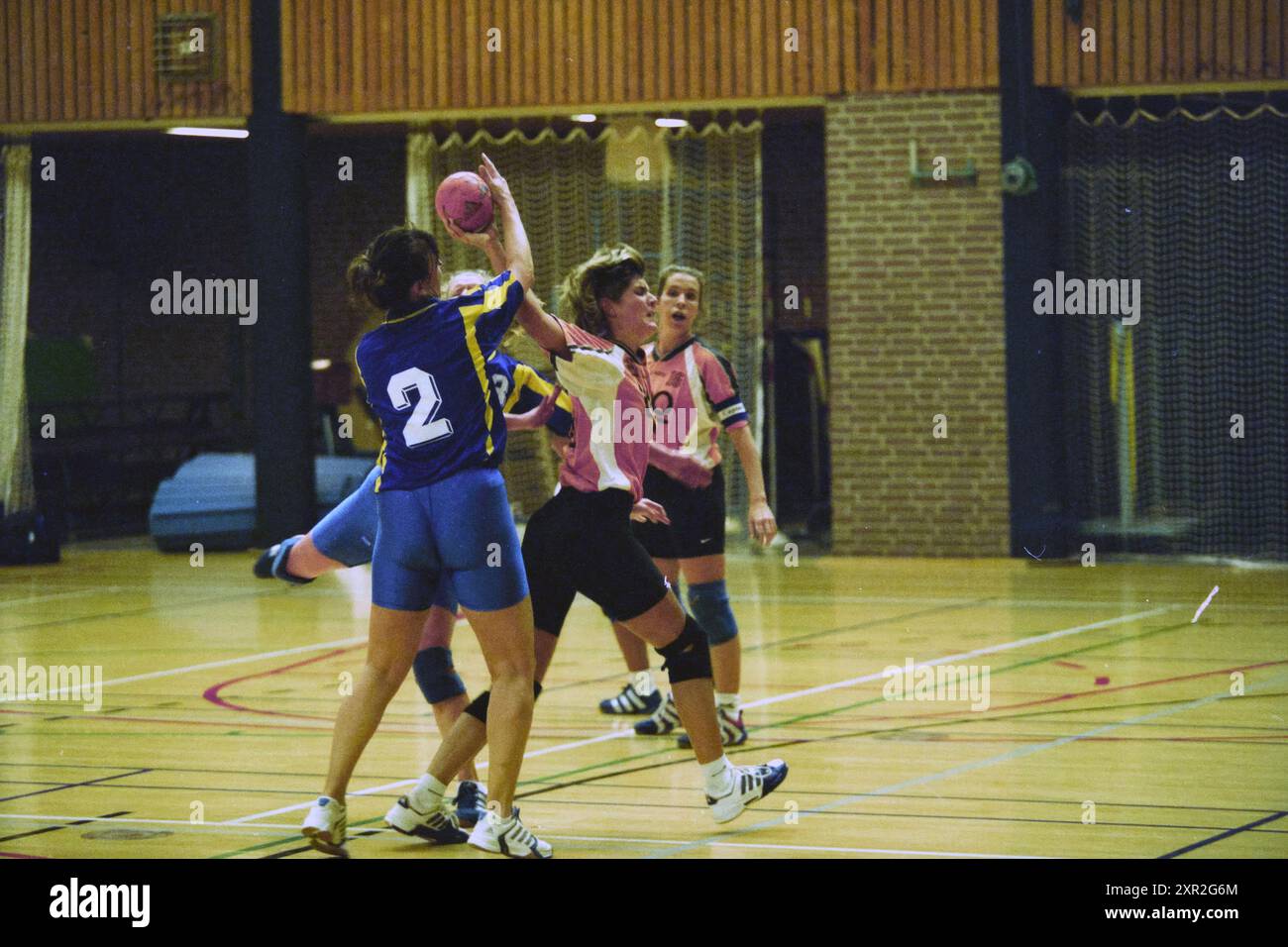 Handball Match Between Lotus - BDO Hoofddorp, 22-11-2003, Whizgle Dutch News: Immagini storiche su misura per il futuro. Esplora il passato dei Paesi Bassi con prospettive moderne attraverso le immagini delle agenzie olandesi. Colmare gli eventi di ieri con gli approfondimenti di domani. Intraprendi un viaggio senza tempo con storie che plasmano il nostro futuro. Foto Stock