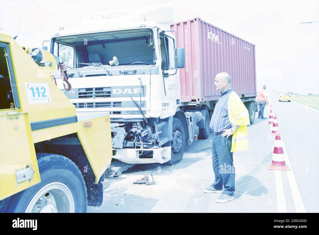 Incidente stradale sulla N207 nei pressi di Hillegom, Hillegom, 14-07-1999, Whizgle Dutch News: Immagini storiche su misura per il futuro. Esplora il passato dei Paesi Bassi con prospettive moderne attraverso le immagini delle agenzie olandesi. Colmare gli eventi di ieri con gli approfondimenti di domani. Intraprendi un viaggio senza tempo con storie che plasmano il nostro futuro. Foto Stock