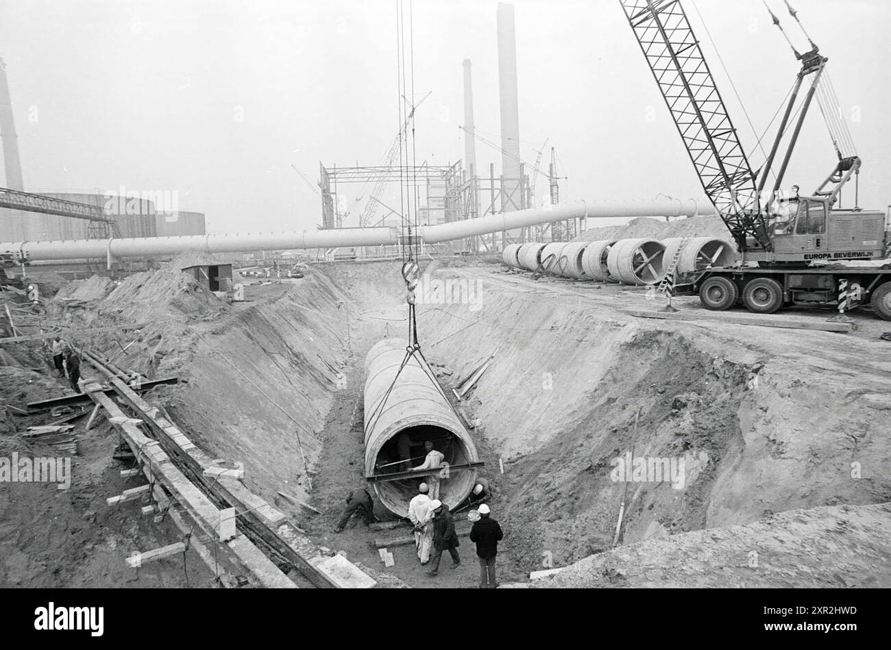 Posa di pipe Velsen., Work, 24-02-1972, Whizgle Dutch News: Immagini storiche su misura per il futuro. Esplora il passato dei Paesi Bassi con prospettive moderne attraverso le immagini delle agenzie olandesi. Colmare gli eventi di ieri con gli approfondimenti di domani. Intraprendi un viaggio senza tempo con storie che plasmano il nostro futuro. Foto Stock