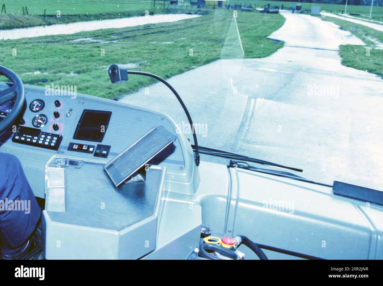 Prova su strada del percorso degli autobus Velserbroek, Velserbroek, 27-01-1999, Whizgle Dutch News: Immagini storiche su misura per il futuro. Esplora il passato dei Paesi Bassi con prospettive moderne attraverso le immagini delle agenzie olandesi. Colmare gli eventi di ieri con gli approfondimenti di domani. Intraprendi un viaggio senza tempo con storie che plasmano il nostro futuro. Foto Stock