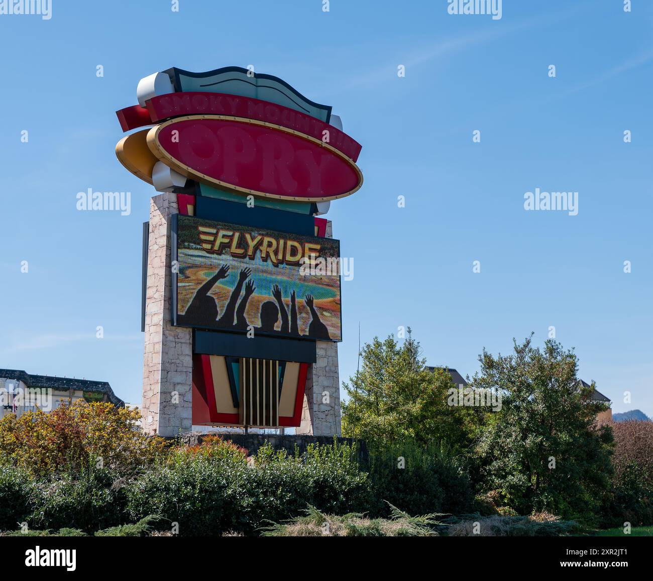 PIGEON FORGE, TN - 12 marzo 2024: Cartello Flyride sul ciglio della strada in Tennessee in una giornata di sole con cielo blu. Foto Stock