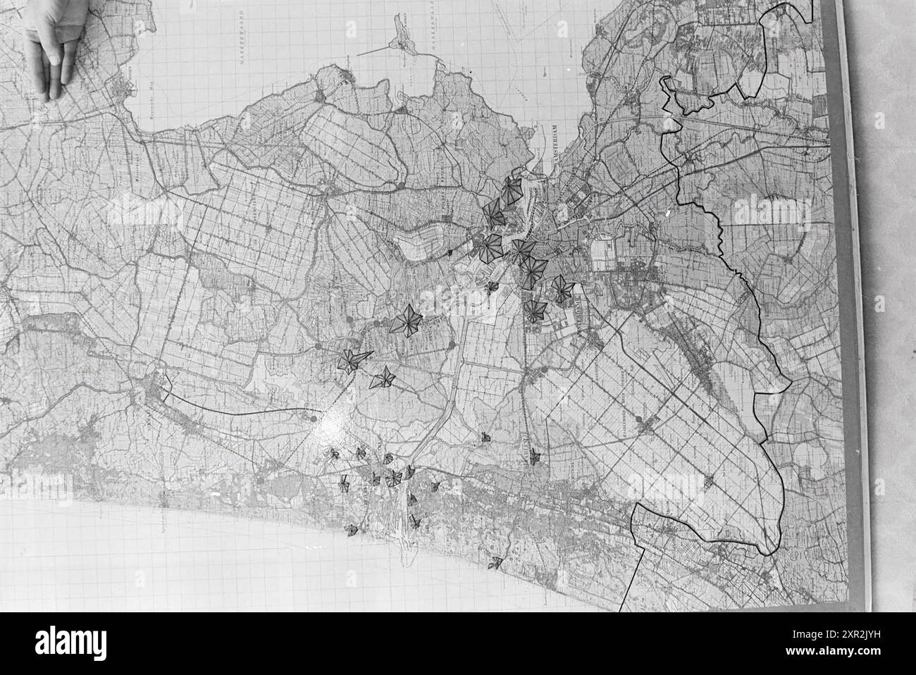 Dr. Schilstra sulla mappa, persone, 14-06-1968, Whizgle Dutch News: Immagini storiche su misura per il futuro. Esplora il passato dei Paesi Bassi con prospettive moderne attraverso le immagini delle agenzie olandesi. Colmare gli eventi di ieri con gli approfondimenti di domani. Intraprendi un viaggio senza tempo con storie che plasmano il nostro futuro. Foto Stock