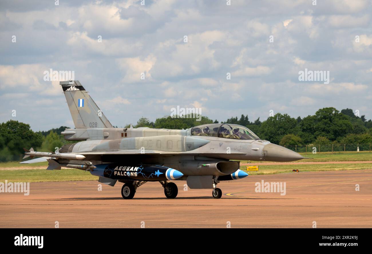 Hellenic Air Force F-16D all'arrivo al Royal International Air Tattoo 2024 Foto Stock