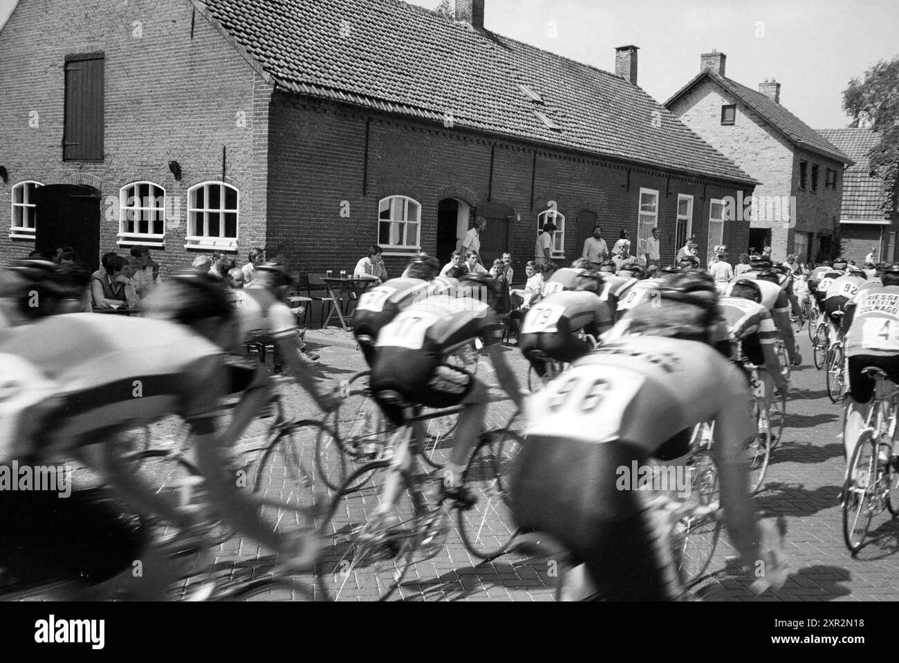 ACHT van Chaam, Cycling, Chaam, 25-07-1984, Whizgle Dutch News: Immagini storiche su misura per il futuro. Esplora il passato dei Paesi Bassi con prospettive moderne attraverso le immagini delle agenzie olandesi. Colmare gli eventi di ieri con gli approfondimenti di domani. Intraprendi un viaggio senza tempo con storie che plasmano il nostro futuro. Foto Stock