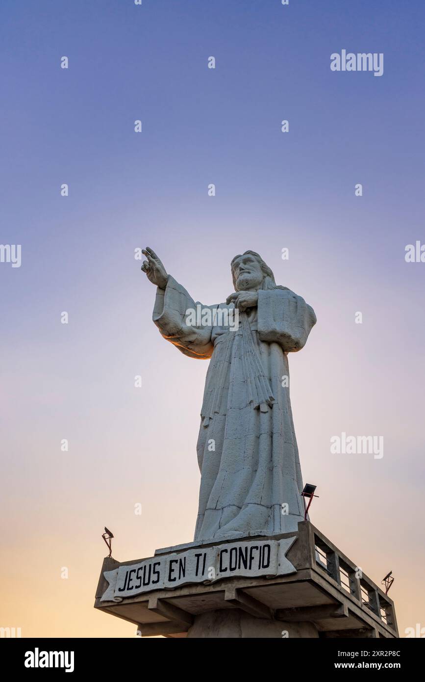 San Juan del Sur, Nicaragua - 23 marzo 2024: Imponente statua contemporanea del Cristo della Misericordia in piedi su una scogliera sopra la baia di San Juan del Sur. Foto Stock