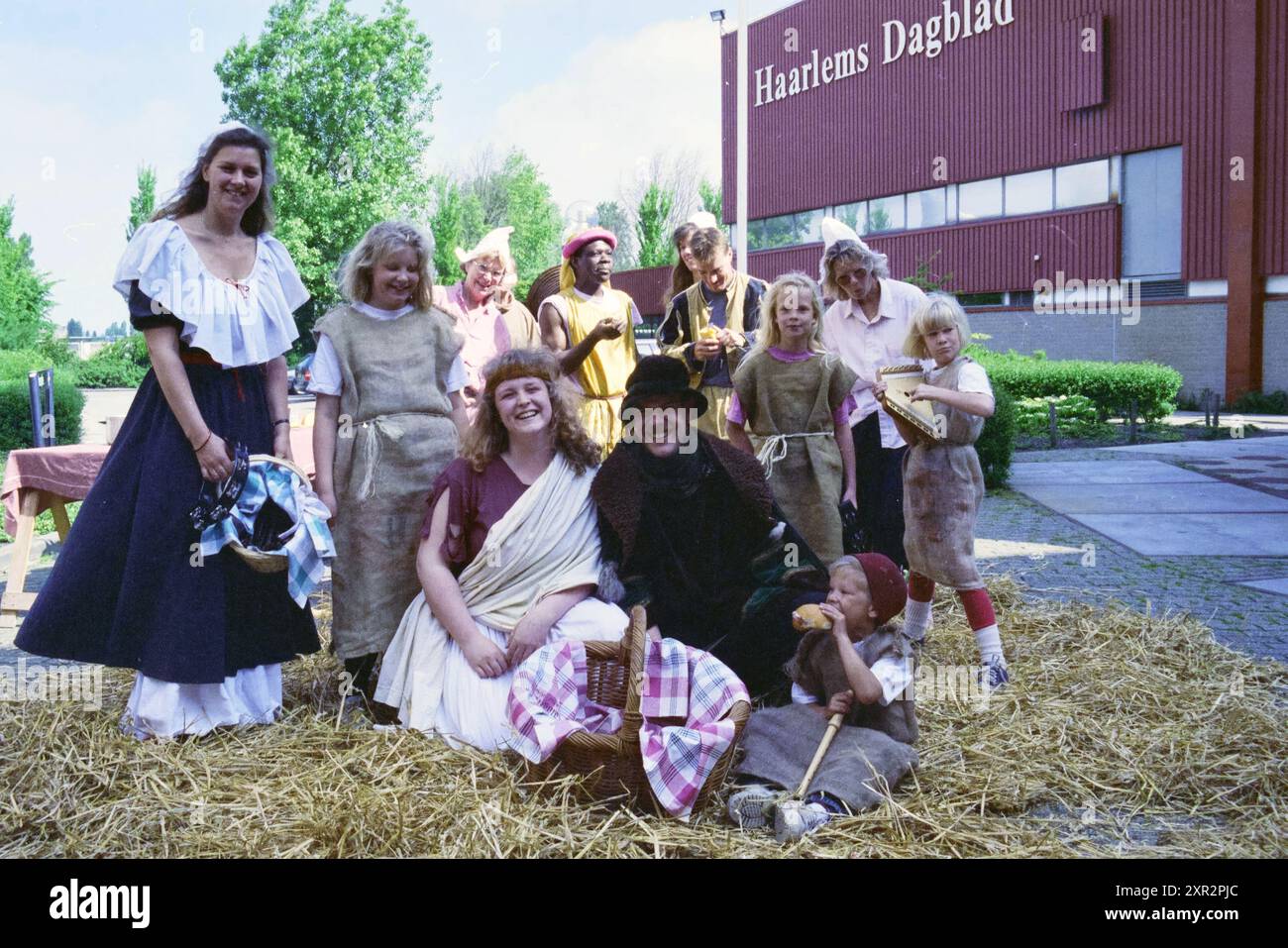 Colazione Breugheliana all'Haarlems Dagblad, Haarlem, Paesi Bassi, 25-05-1995, Whizgle Dutch News: Immagini storiche su misura per il futuro. Esplora il passato dei Paesi Bassi con prospettive moderne attraverso le immagini delle agenzie olandesi. Colmare gli eventi di ieri con gli approfondimenti di domani. Intraprendi un viaggio senza tempo con storie che plasmano il nostro futuro. Foto Stock