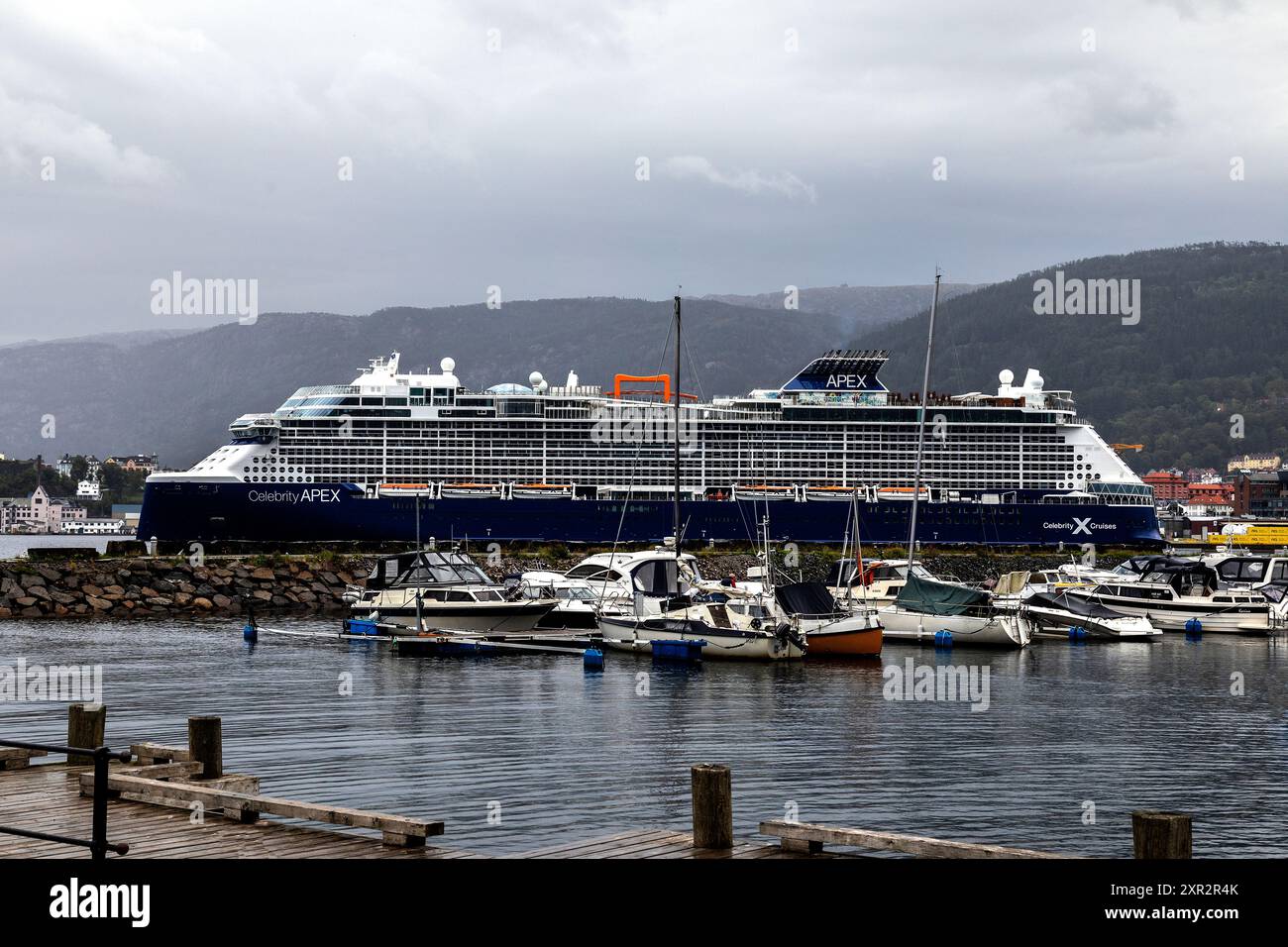 Nave da crociera Celebrity Apex al molo di Jekteviksterminalen, nel porto di Bergen, Norvegia. Foto Stock