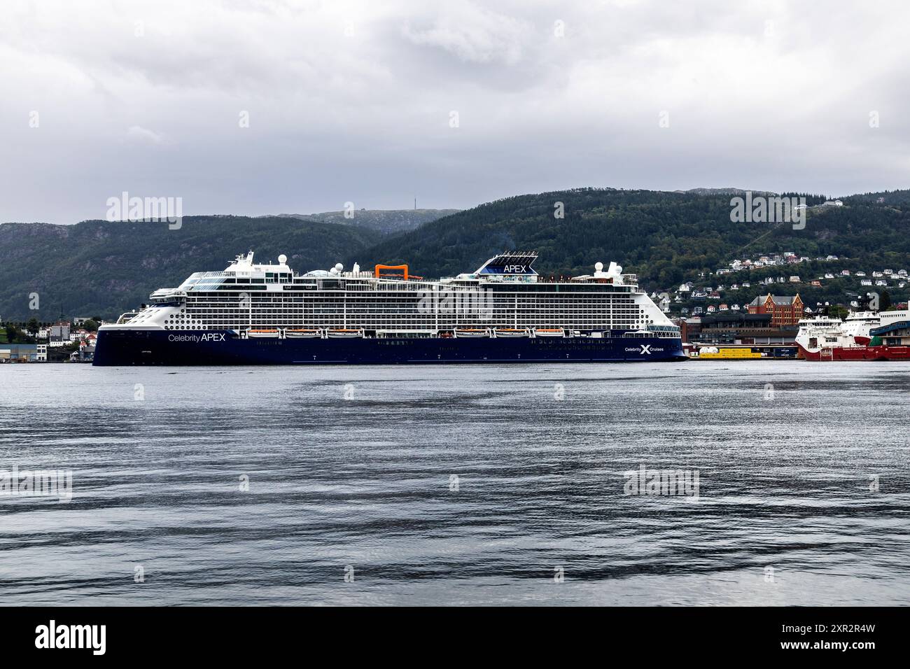 Nave da crociera Celebrity Apex al molo di Jekteviksterminalen, nel porto di Bergen, Norvegia. Montare Floeyen sullo sfondo Foto Stock