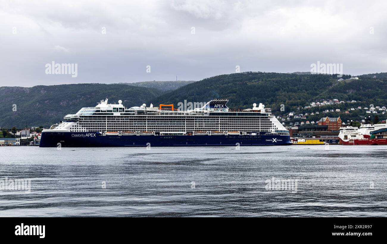 Nave da crociera Celebrity Apex al molo di Jekteviksterminalen, nel porto di Bergen, Norvegia. Montare Floeyen sullo sfondo Foto Stock