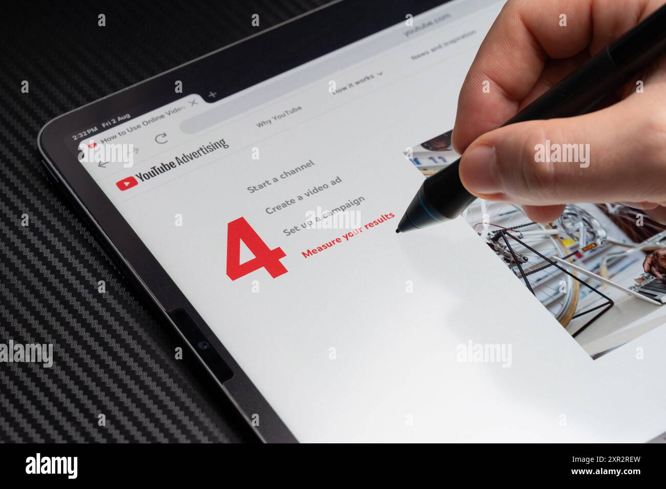 New York, USA - 2 agosto 2024: Misurazione dei risultati della pubblicità su youtube su schermo tablet vista ravvicinata macro Foto Stock