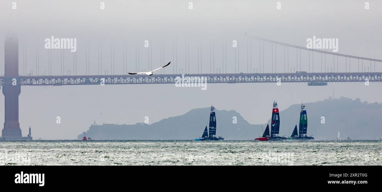 Baia di San Francisco, California - 14 luglio 2024: Squadre Australia, nuova Zelanda e Svizzera che gareggiano con catamarani da 45 piedi attraverso la baia vicino Go Foto Stock