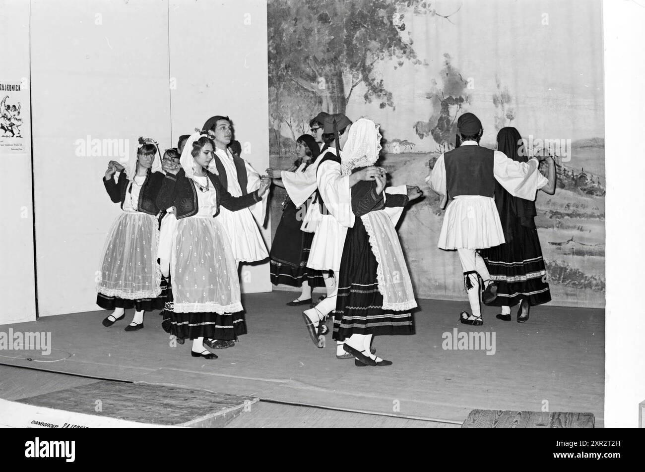 Balli di gruppo balcanici a IJmuiden, nei Paesi Bassi. Reformed Youth Society, Dancing, 10-02-1965, Whizgle Dutch News: Immagini storiche su misura per il futuro. Esplora il passato dei Paesi Bassi con prospettive moderne attraverso le immagini delle agenzie olandesi. Colmare gli eventi di ieri con gli approfondimenti di domani. Intraprendi un viaggio senza tempo con storie che plasmano il nostro futuro. Foto Stock Balli di gruppo balcanici a IJmuiden, nei Paesi Bassi. Reformed Youth Society, Dancing, 10-02-1965, Whizgle Dutch News: Immagini storiche su misura per il futuro. Esplora il passato dei Paesi Bassi con prospettive moderne attraverso le immagini delle agenzie olandesi. Colmare gli eventi di ieri con gli approfondimenti di domani. Intraprendi un viaggio senza tempo con storie che plasmano il nostro futuro. Foto Stock