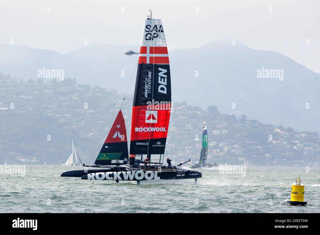 San Francisco Bay, California - 14 luglio 2024: 45 piedi di catamarani sventolanti corrono attraverso la baia nella competizione internazionale Sail GP di regata in barca a vela Foto Stock
