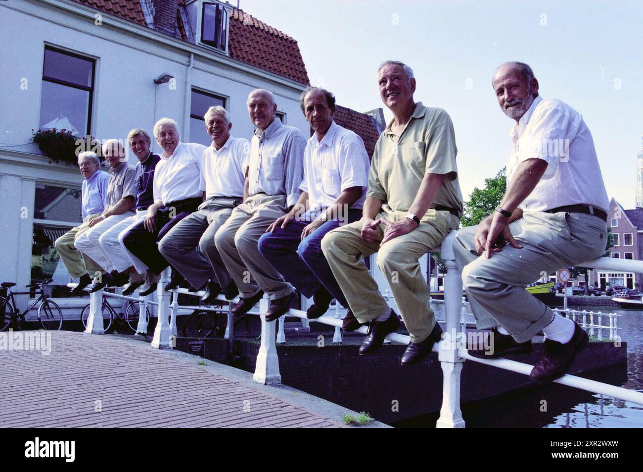 Gruppo di relatori Haarlems Dagblad Football, 28-08-2002, Whizgle Dutch News: Immagini storiche su misura per il futuro. Esplora il passato dei Paesi Bassi con prospettive moderne attraverso le immagini delle agenzie olandesi. Colmare gli eventi di ieri con gli approfondimenti di domani. Intraprendi un viaggio senza tempo con storie che plasmano il nostro futuro. Foto Stock