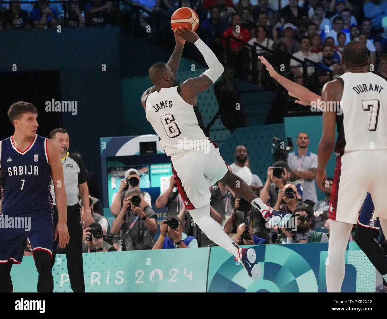 Parigi, Francia. 8 agosto 2024. LeBron James (6) degli Stati Uniti d'America prende il via contro la Serbia nella semifinale di basket maschile alle Olimpiadi di Parigi 2024 alla Bercy Arena di Parigi, Francia, giovedì 8 agosto 2024. Foto di Richard Ellis/UPI credito: UPI/Alamy Live News Foto Stock