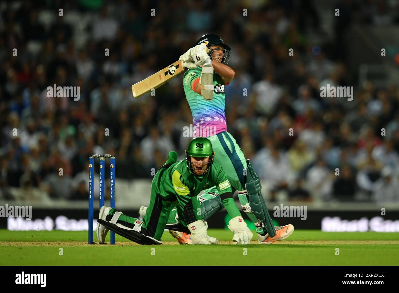 Londra, Inghilterra. 8 agosto 2024.Sam Curran batte mentre Alex Davies si tuffa senza successo durante la Hundred Fighting tra gli Oval Invincibles Men e i Southern Brave Men al Kia Oval di Londra. Kyle Andrews/Alamy Live News. Foto Stock