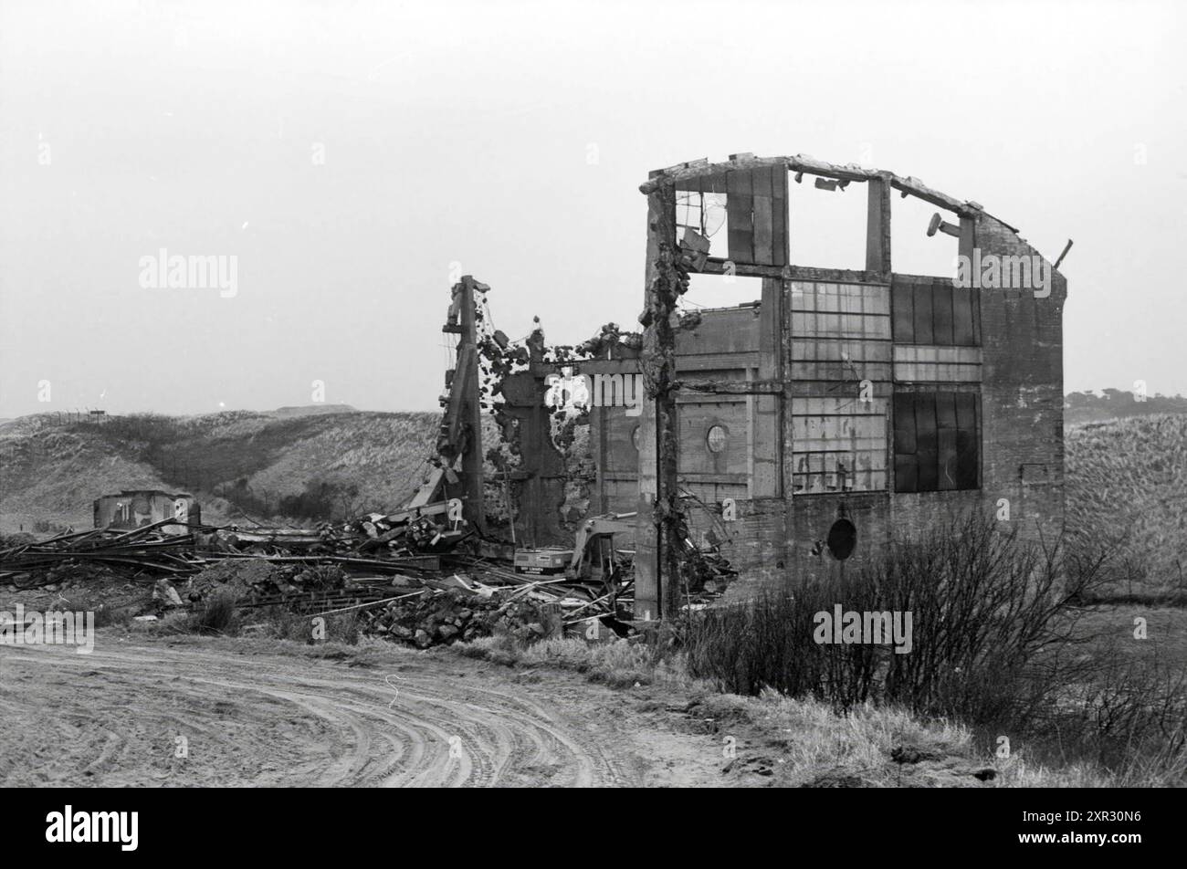 Demolizione della vecchia fabbrica presso la piscina IJmuiden?, IJmuiden, Paesi Bassi, 00-01-1988, Whizgle Dutch News: Immagini storiche su misura per il futuro. Esplora il passato dei Paesi Bassi con prospettive moderne attraverso le immagini delle agenzie olandesi. Colmare gli eventi di ieri con gli approfondimenti di domani. Intraprendi un viaggio senza tempo con storie che plasmano il nostro futuro. Foto Stock