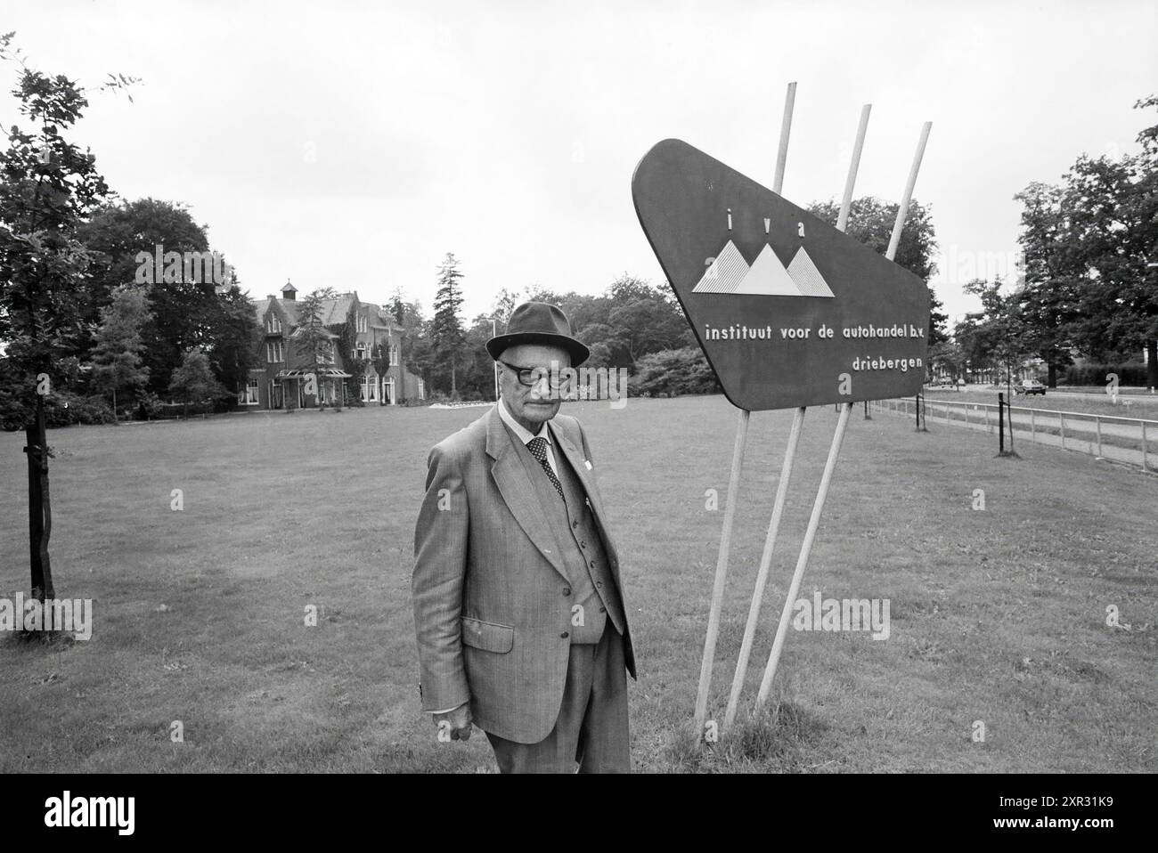 Geerlig Riemer, fondatore dell'istituto di formazione IVA (Institute for the Automobile Trade) di Driebergen, che esiste da 50 anni (1930-1980), Driebergen-Rijsenburg, 19-08-1980, Whizgle Dutch News: Immagini storiche su misura per il futuro. Esplora il passato dei Paesi Bassi con prospettive moderne attraverso le immagini delle agenzie olandesi. Colmare gli eventi di ieri con gli approfondimenti di domani. Intraprendi un viaggio senza tempo con storie che plasmano il nostro futuro. Foto Stock