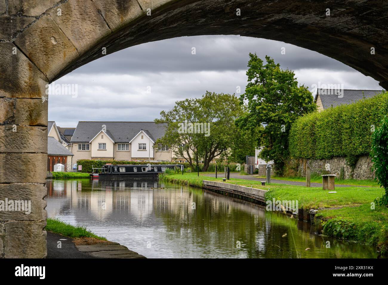 Ratho Marina sul Union Canal, Ratho, Midlothian, Scozia, Regno Unito, con Una Canal Boat ormeggiata Foto Stock