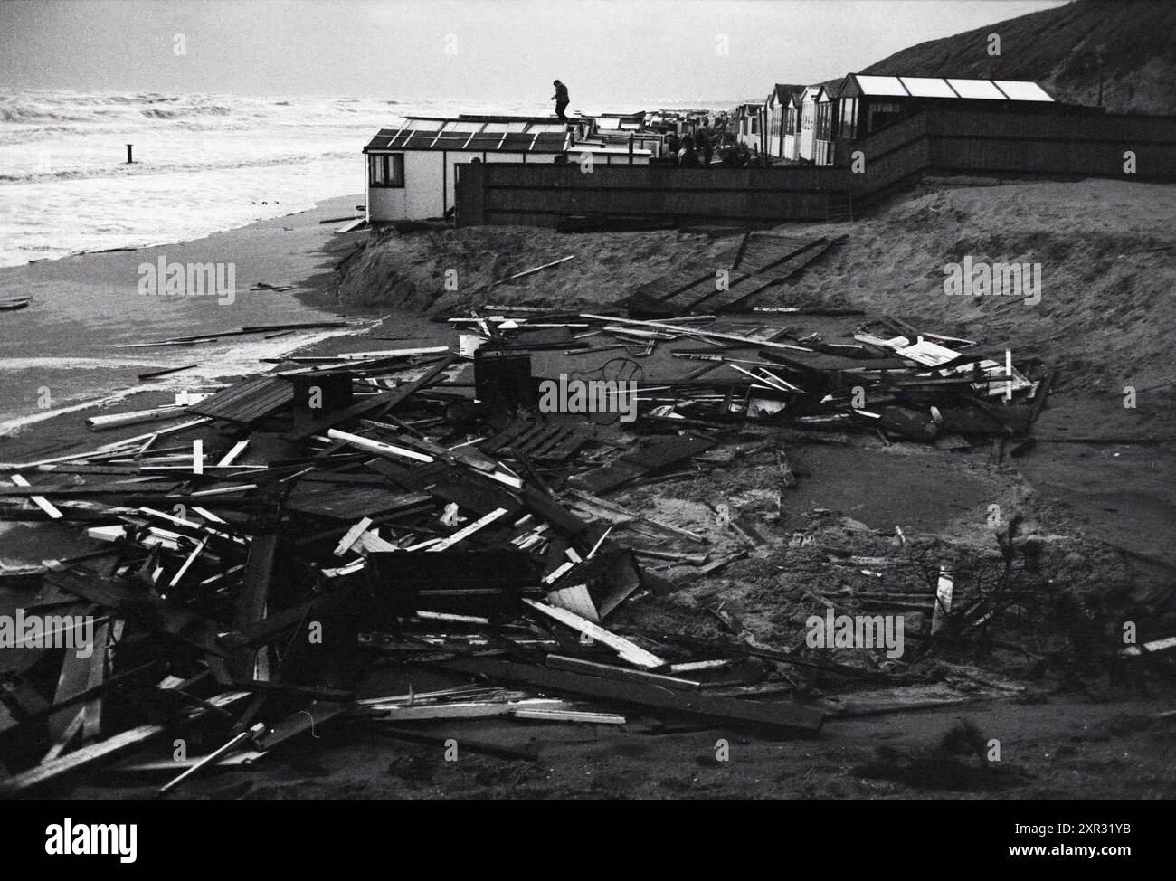 Devastazione causata dalla tempesta a Zandvoort - la spiaggia di Bloemendaal, le case sulla spiaggia e i bar sulla spiaggia distrutti e in pericolo di essere lavati in mare, 20-04-1980, Whizgle Dutch News: Immagini storiche su misura per il futuro. Esplora il passato dei Paesi Bassi con prospettive moderne attraverso le immagini delle agenzie olandesi. Colmare gli eventi di ieri con gli approfondimenti di domani. Intraprendi un viaggio senza tempo con storie che plasmano il nostro futuro. Foto Stock