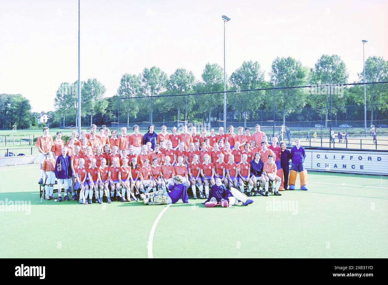 Gruppo giovanile, Bloemendaal hockey, 26-09-2003, Whizgle Dutch News: Immagini storiche su misura per il futuro. Esplora il passato dei Paesi Bassi con prospettive moderne attraverso le immagini delle agenzie olandesi. Colmare gli eventi di ieri con gli approfondimenti di domani. Intraprendi un viaggio senza tempo con storie che plasmano il nostro futuro. Foto Stock Gruppo giovanile, Bloemendaal hockey, 26-09-2003, Whizgle Dutch News: Immagini storiche su misura per il futuro. Esplora il passato dei Paesi Bassi con prospettive moderne attraverso le immagini delle agenzie olandesi. Colmare gli eventi di ieri con gli approfondimenti di domani. Intraprendi un viaggio senza tempo con storie che plasmano il nostro futuro. Foto Stock