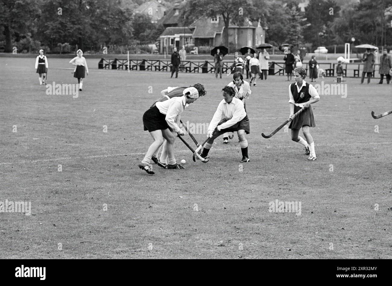 B.D.H.C. - Be Fair, Hockey, Bloemendaal, Aelbertsbergweg 3, 20-09-1964, Whizgle Dutch News: immagini storiche su misura per il futuro. Esplora il passato dei Paesi Bassi con prospettive moderne attraverso le immagini delle agenzie olandesi. Colmare gli eventi di ieri con gli approfondimenti di domani. Intraprendi un viaggio senza tempo con storie che plasmano il nostro futuro. Foto Stock