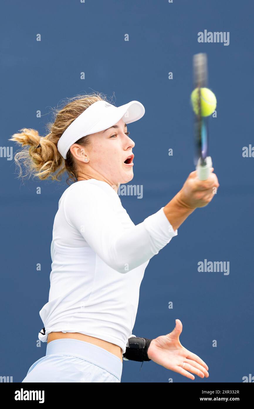 TORONTO, ON - AUGUST 08: Anna Kalinskaya of Russia hits a shot during her second round match of the National Bank Open, part of the WTA Tour, at Sobeys Stadium on August 8, 2024 in Toronto, Canada. (Photo by Julian Avram/Icon Sportswire) (Icon Sportswire via AP Images) Foto Stock