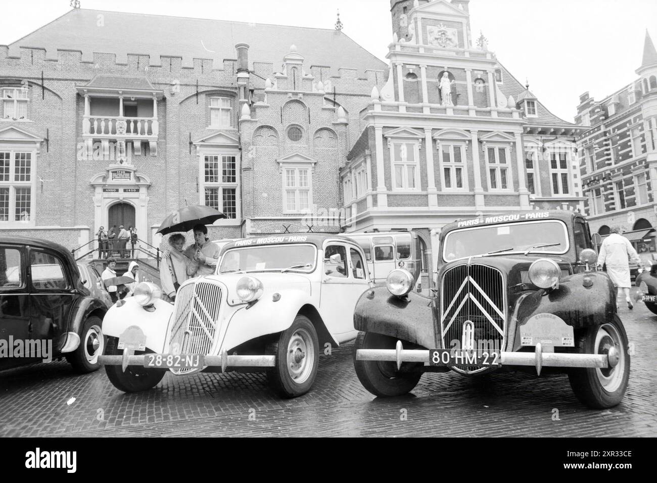 Citroën rally Parigi - Mosca - Parigi, presentazione su Grote Markt ad Haarlem. Parigi - Mosca - Parigi. Car., Haarlem, Grote Markt, Paesi Bassi, 00-05-1986, Whizgle Dutch News: immagini storiche su misura per il futuro. Esplora il passato dei Paesi Bassi con prospettive moderne attraverso le immagini delle agenzie olandesi. Colmare gli eventi di ieri con gli approfondimenti di domani. Intraprendi un viaggio senza tempo con storie che plasmano il nostro futuro. Foto Stock