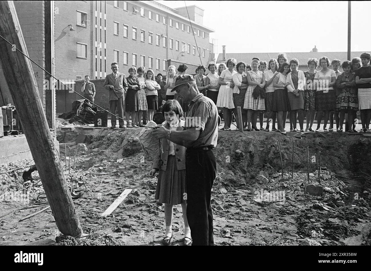 Ultimo post Hensen, ultimo post, hit the post, 17-09-1963, Whizgle Dutch News: Immagini storiche su misura per il futuro. Esplora il passato dei Paesi Bassi con prospettive moderne attraverso le immagini delle agenzie olandesi. Colmare gli eventi di ieri con gli approfondimenti di domani. Intraprendi un viaggio senza tempo con storie che plasmano il nostro futuro. Foto Stock