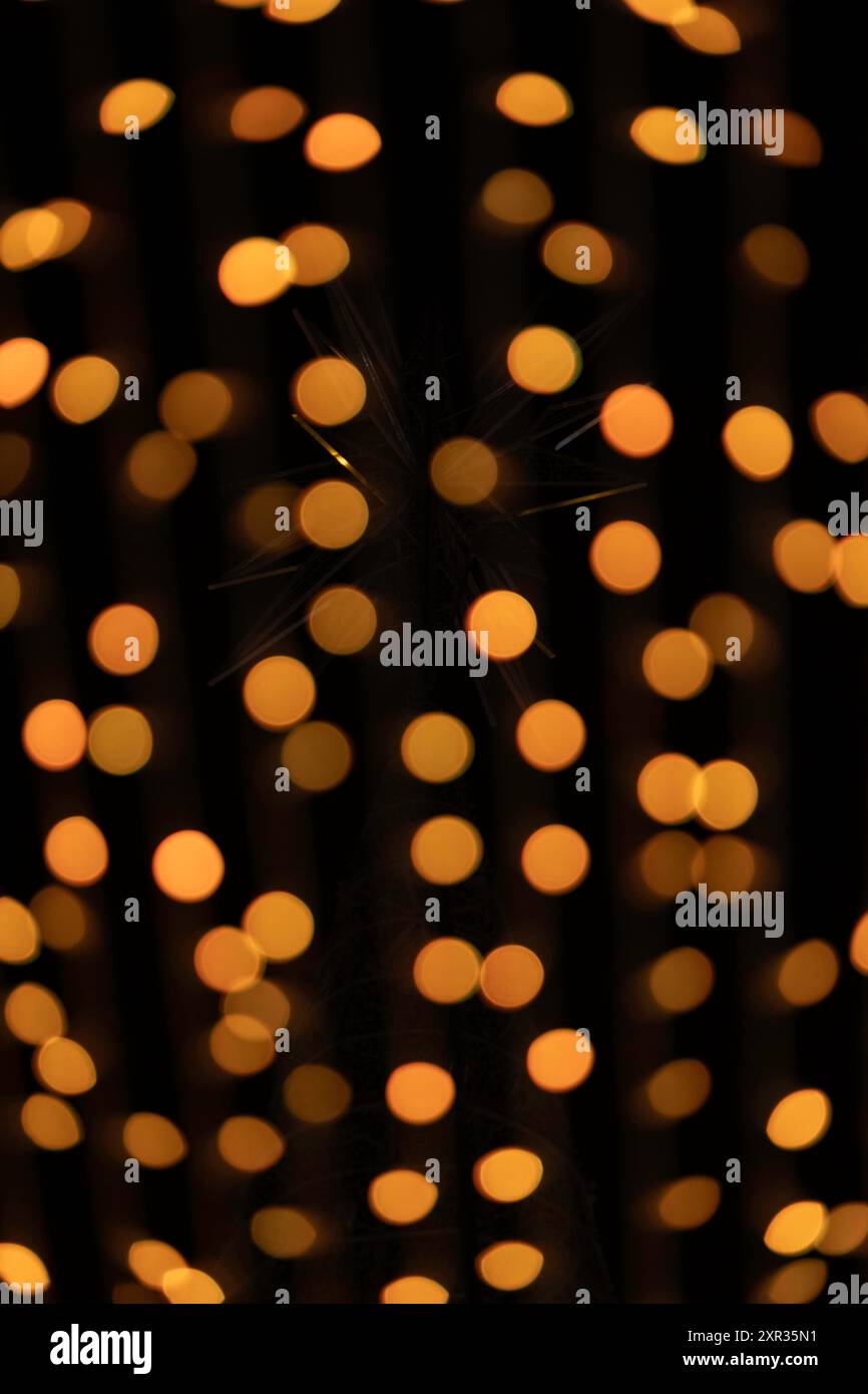 Luci festive dorate sfocate di notte Foto Stock