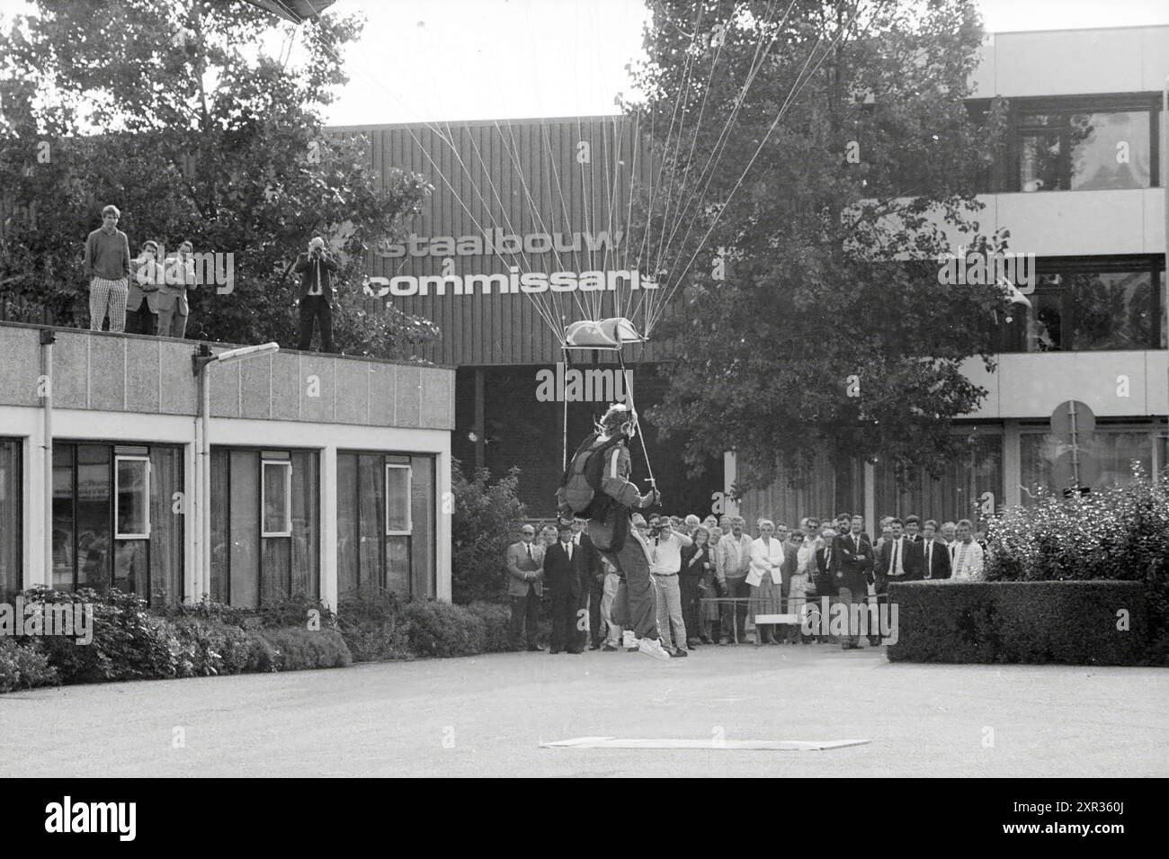 Paracadutisti e paracadutisti, costruzione in acciaio in connessione con l'apertura, paracadutisti e paracadutisti, 18-09-1987, Whizgle Dutch News: Immagini storiche su misura per il futuro. Esplora il passato dei Paesi Bassi con prospettive moderne attraverso le immagini delle agenzie olandesi. Colmare gli eventi di ieri con gli approfondimenti di domani. Intraprendi un viaggio senza tempo con storie che plasmano il nostro futuro. Foto Stock