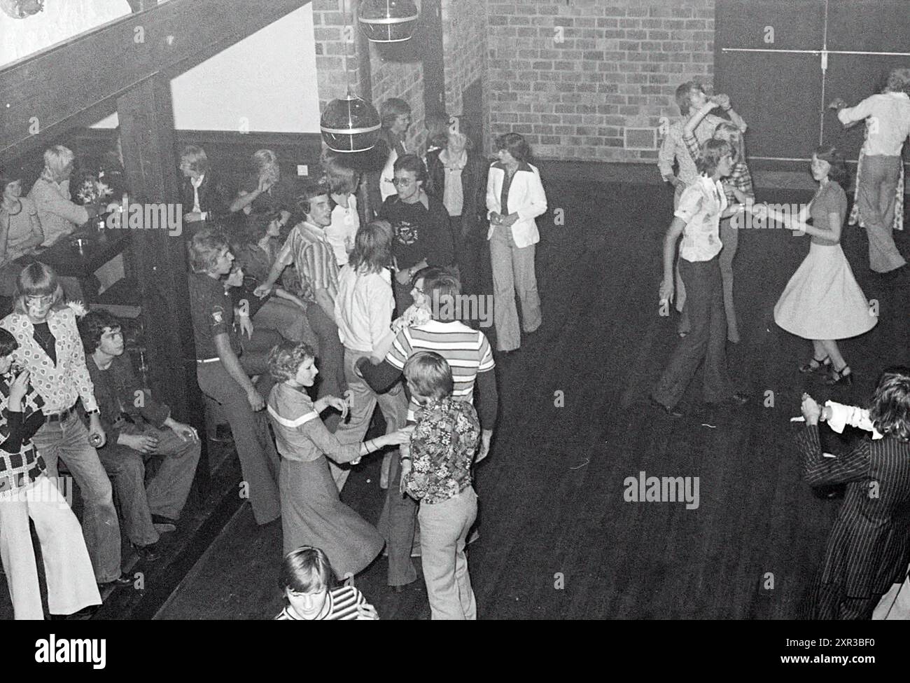 Bakker Dancing School, H'kerk, Dancing, 04-09-1976, Whizgle Dutch News: Immagini storiche su misura per il futuro. Esplora il passato dei Paesi Bassi con prospettive moderne attraverso le immagini delle agenzie olandesi. Colmare gli eventi di ieri con gli approfondimenti di domani. Intraprendi un viaggio senza tempo con storie che plasmano il nostro futuro. Foto Stock