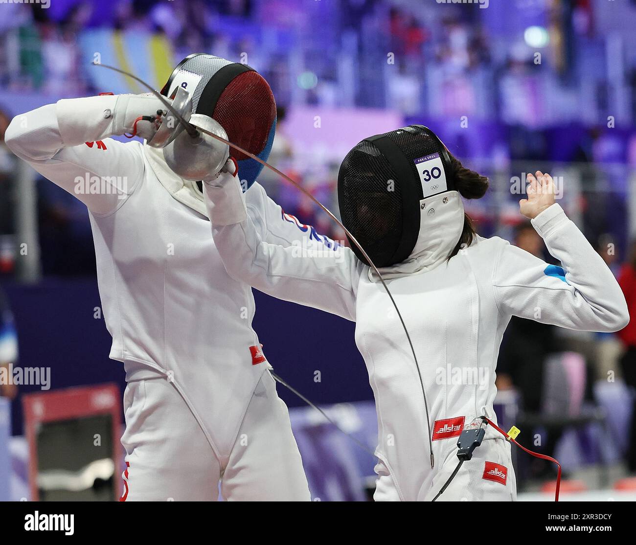 Parigi, Francia. 8 agosto 2024. Kim Sunwoo (L) della Corea del Sud gareggia contro Sophia Hernandez del Guatemala durante la gara di scherma individuale femminile del pentathlon moderno ai Giochi Olimpici di Parigi del 2024 a Parigi, in Francia, l'8 agosto 2024. Crediti: Li Jing/Xinhua/Alamy Live News Foto Stock