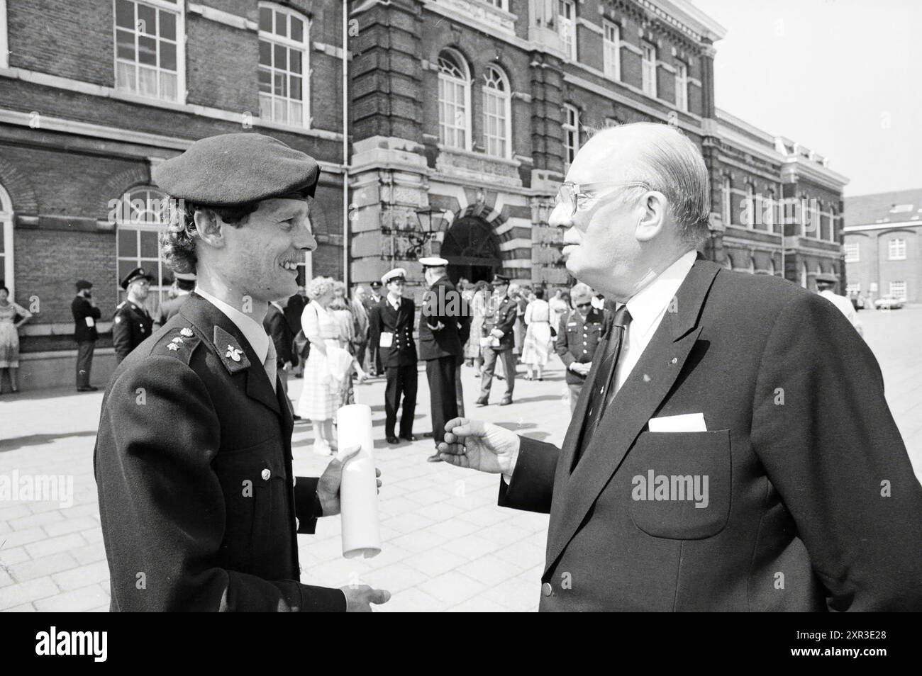 Ufficiali di riserva in caserma Ripperda, militare, 15-05-1982, Whizgle Dutch News: Immagini storiche su misura per il futuro. Esplora il passato dei Paesi Bassi con prospettive moderne attraverso le immagini delle agenzie olandesi. Colmare gli eventi di ieri con gli approfondimenti di domani. Intraprendi un viaggio senza tempo con storie che plasmano il nostro futuro. Foto Stock