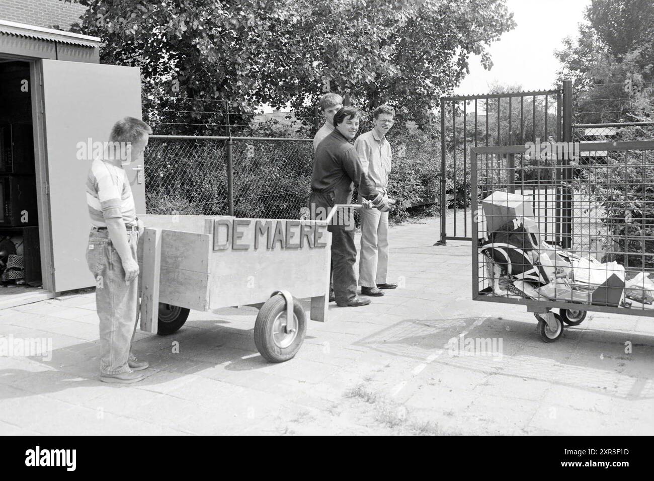 Robert Blaeke Holiday Work Heemskerk, Holiday Work, Heemskerk, 25-07-1985, Whizgle Dutch News: Immagini storiche su misura per il futuro. Esplora il passato dei Paesi Bassi con prospettive moderne attraverso le immagini delle agenzie olandesi. Colmare gli eventi di ieri con gli approfondimenti di domani. Intraprendi un viaggio senza tempo con storie che plasmano il nostro futuro. Foto Stock