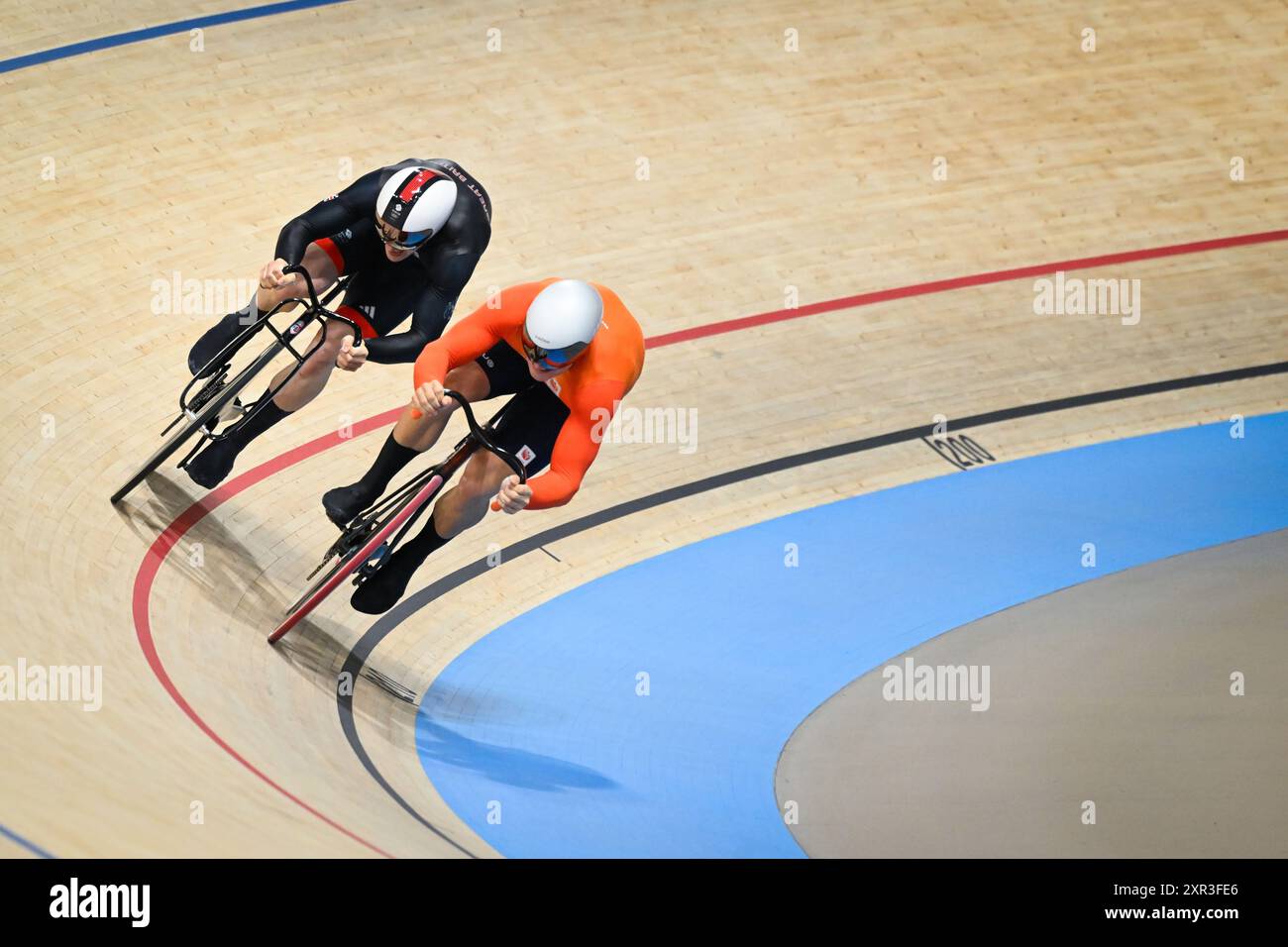 Hamish Turnbull ( GBR ) e Jeffrey Hoogland ( NED ), Cycling Track, Men&#39;S Sprint, quarti di finale durante i Giochi Olimpici di Parigi 2024 l'8 agosto 2024 al Velodrome National di Saint-Quentin-en-Yvelines, Francia Foto Stock