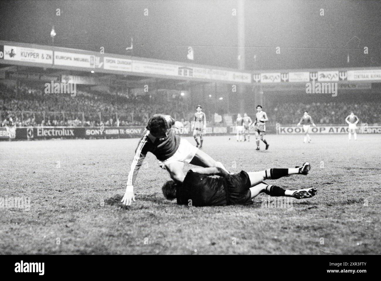 L'AZ'67 gioca nel terzo turno della Coppa UEFA contro l'FK Radnički Niš (Jugoslavia) nello stadio De Alkmaarderhout, Alkmaar. E' diventato 5-0. Gioca a calcio., Alkmaar, 10-12-1980, Whizgle Dutch News: Immagini storiche su misura per il futuro. Esplora il passato dei Paesi Bassi con prospettive moderne attraverso le immagini delle agenzie olandesi. Colmare gli eventi di ieri con gli approfondimenti di domani. Intraprendi un viaggio senza tempo con storie che plasmano il nostro futuro. Foto Stock