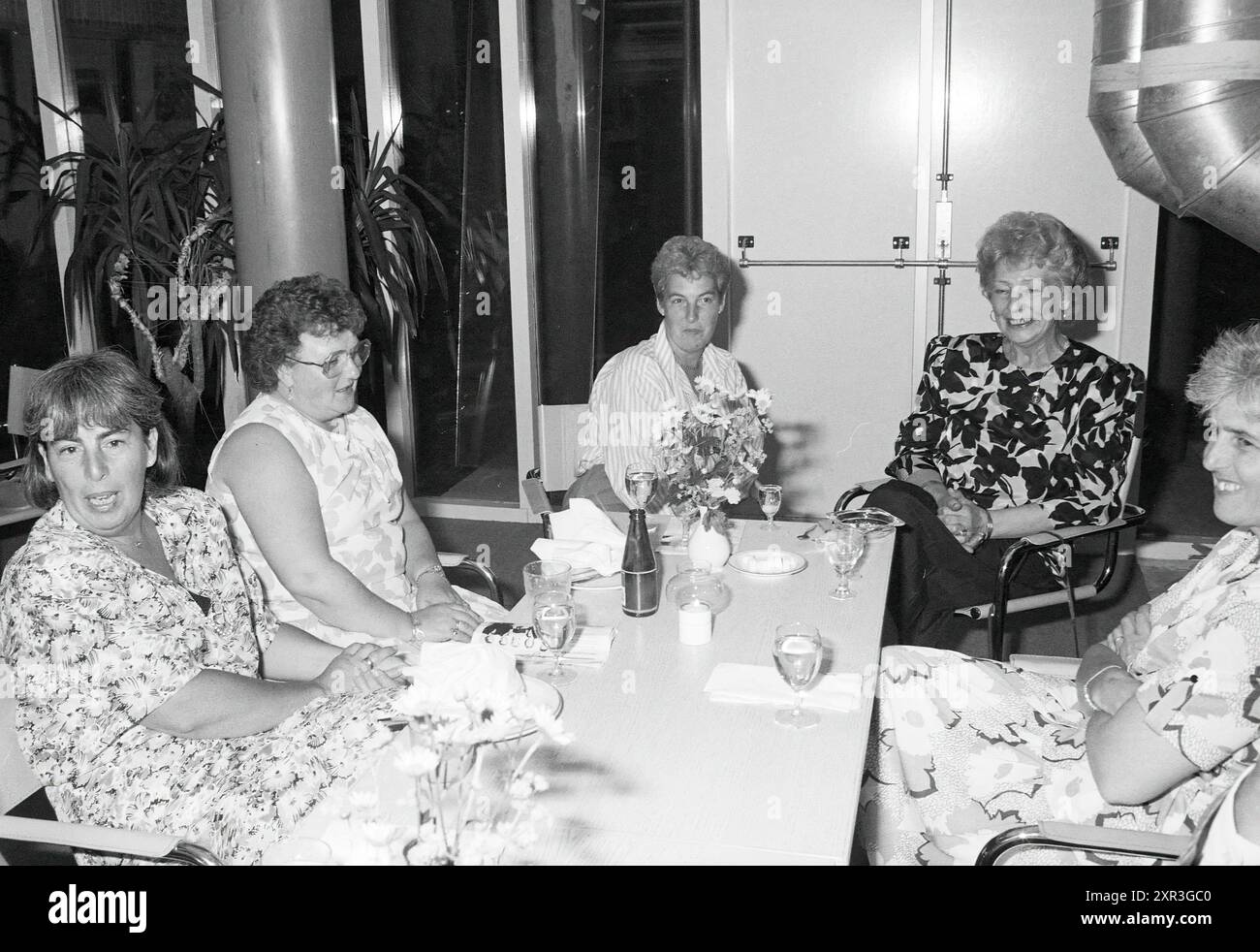 Celebrazione di 40 anni di fatturato del personale. HD., Haarlems Dagblad, ecc. e IJmuider Courant and Koeri, 13-06-1987, Whizgle Dutch News: Immagini storiche su misura per il futuro. Esplora il passato dei Paesi Bassi con prospettive moderne attraverso le immagini delle agenzie olandesi. Colmare gli eventi di ieri con gli approfondimenti di domani. Intraprendi un viaggio senza tempo con storie che plasmano il nostro futuro. Foto Stock