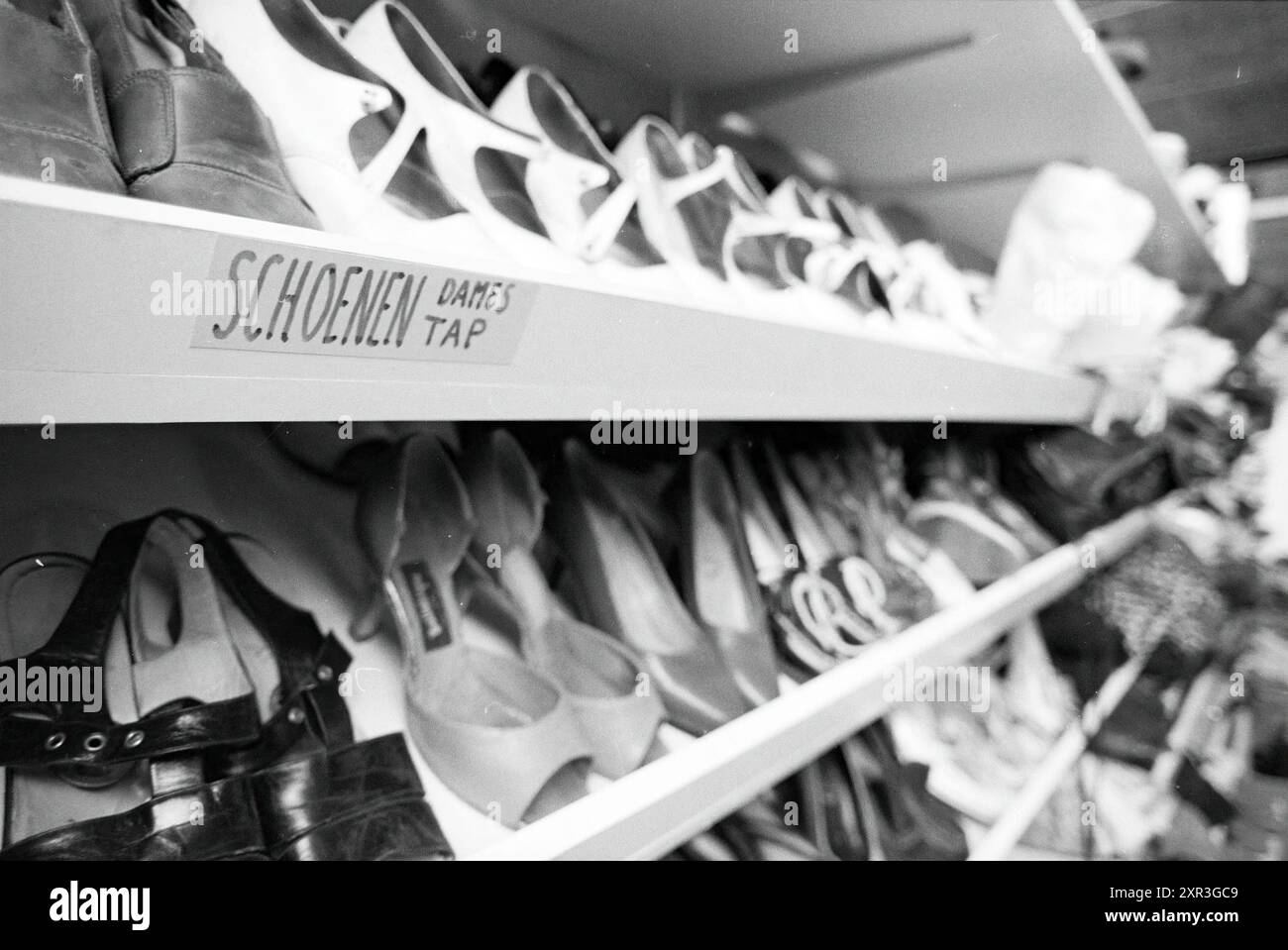 Area abbigliamento e oggetti di scena del produttore televisivo Whizgle Dutch News: Immagini storiche su misura per il futuro. Esplora il passato dei Paesi Bassi con prospettive moderne attraverso le immagini delle agenzie olandesi. Colmare gli eventi di ieri con gli approfondimenti di domani. Intraprendi un viaggio senza tempo con storie che plasmano il nostro futuro. Foto Stock