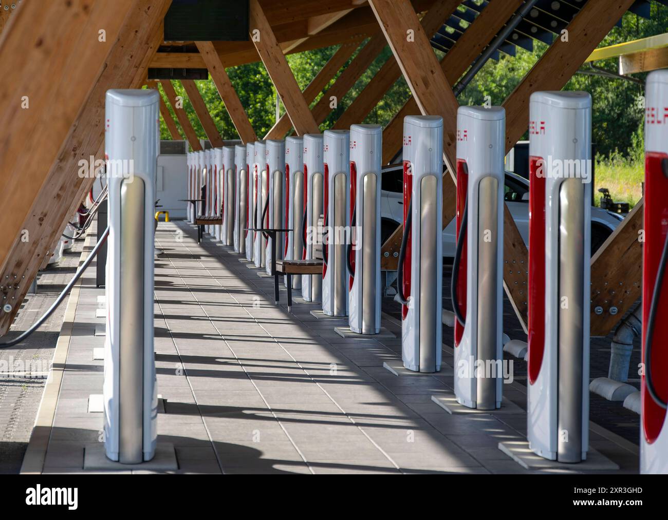 08.08.2024, e-Auto-Ladepark Hilden, Seed and Greet, mit TESLA-Schnellladesäulen Supercharger und FASTNED-Schnelladesäulen. Zur Entspannung und Wartezeit während des Ladens gibt es eine Bäckerei mit Cafe nebenan, 08.08.2024, Ladepark Hilden 08.08.2024, Ladepark Hilden *** 08 08 2024, e Auto Ladepark Hilden, Seed and Greet, con stazioni di ricarica rapida TESLA Supercharger e FASTNED per rilassarsi e attendere durante la ricarica, c'è una panetteria con una caffetteria accanto, 08 08 2024, Ladepark Hilden 08 08 2024, Ladepark Hilden Foto Stock