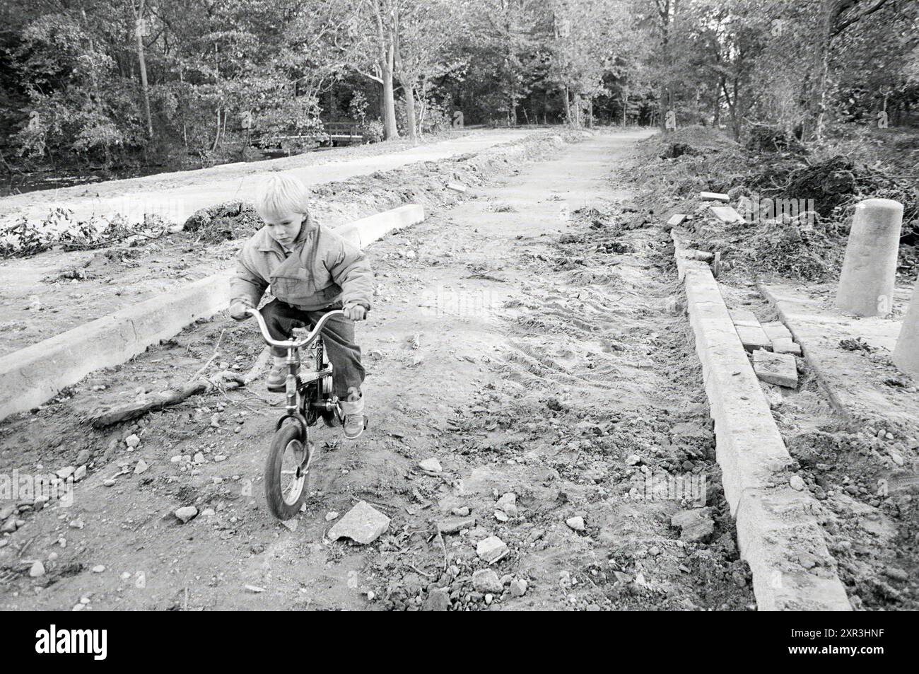 Costruzione di piste ciclabili, foresta escursionistica di Hoofddorp, piste ciclabili, ciclisti, Hoofddorp, Paesi Bassi, 19-10-1987, Whizgle Dutch News: immagini storiche su misura per il futuro. Esplora il passato dei Paesi Bassi con prospettive moderne attraverso le immagini delle agenzie olandesi. Colmare gli eventi di ieri con gli approfondimenti di domani. Intraprendi un viaggio senza tempo con storie che plasmano il nostro futuro. Foto Stock